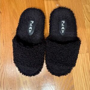 PLAY women’s Black Fuzzy Slippers size 10